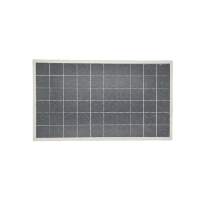 Tapete retangular cinzento com padrão de quadrículas brancas