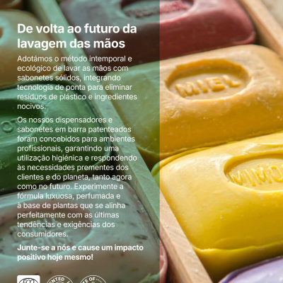 Sabonetes sólidos coloridos em caixas de madeira em fila