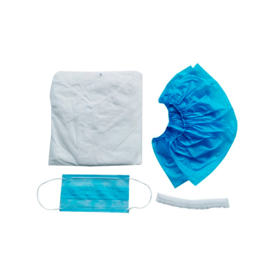 Conjunto de proteção médica com bata, touca, máscara e faixa elástica sobre fundo branco