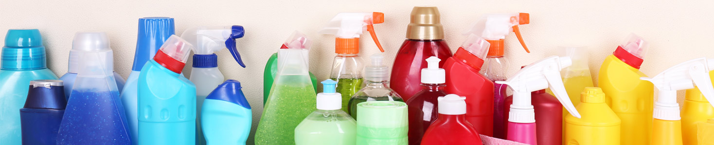 Vários frascos coloridos de produtos de limpeza alinhados