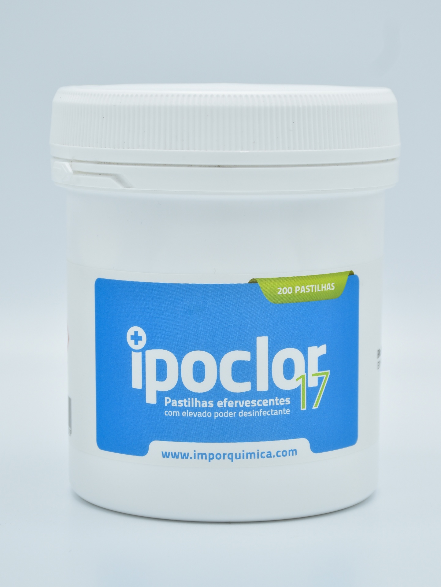 IPOCLOR – O Desinfetante Profissional 4x Mais Eficaz que a Lixívia Frasco branco de pastilhas efervescentes ipoclor 17 com etiqueta azul e branca