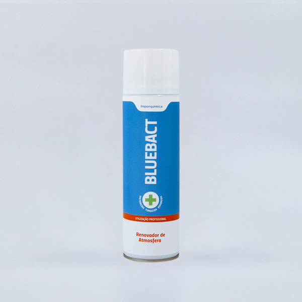 Bluebact - Desinfetante e Eliminador de Odores com Aroma a Brisa Marinha Spray azul e branco com texto BLUEBACT e símbolo de mais (+)