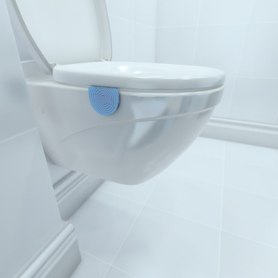 Sanitário suspenso branco com pequeno objeto azul preso na lateral