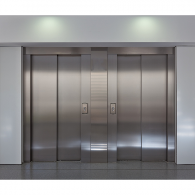 Duas portas de elevador automáticas em aço inoxidável num interior moderno