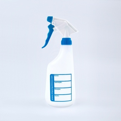 Frasco pulverizador branco e azul com etiqueta para anotação