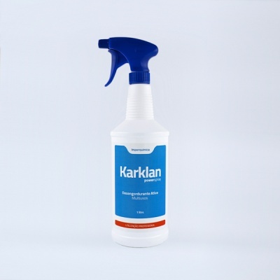 Frasco pulverizador branco com tampa azul escuro e etiqueta azul com texto branco Karklan