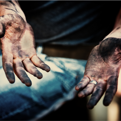 Mãos sujas de graxa ou sujidade em primeiro plano