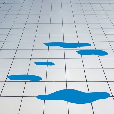 Piso branco com padrão de grades cinzentas e manchas azuis irregulares