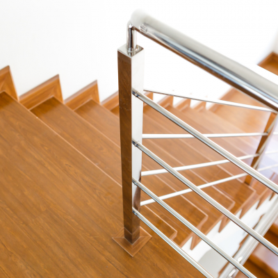 Escada interior de madeira com corrimão metálico prateado