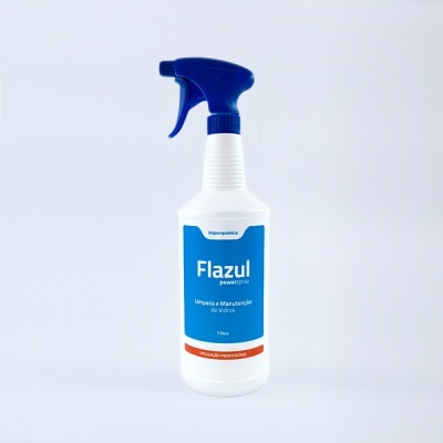 Frasco de plástico branco com pulverizador azul e rótulo azul para limpeza de vidros