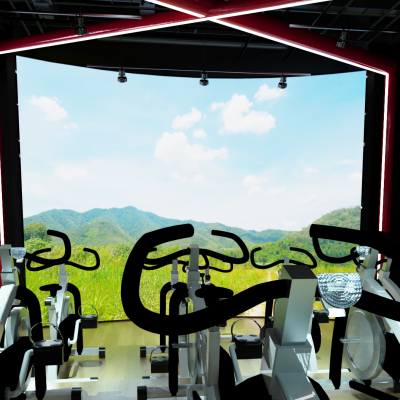 Bicicletas estáticas pretas e brancas em ginásio com janela grande mostrando montanhas verdes e céu azul