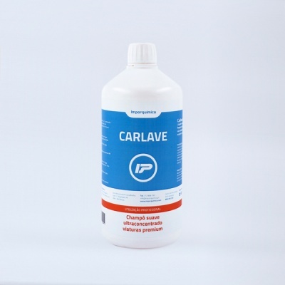 Frasco branco com rótulo azul e branco de champô ultraconcentrado