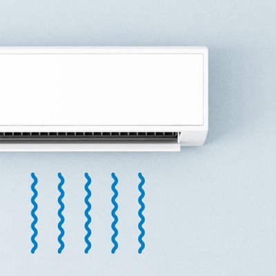 Ar condicionado branco de parede numa parede azul clara com linhas onduladas azuis representando ar frio