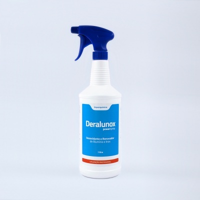 Frasco spray branco com tampa azul e rótulo azul e vermelho com texto
