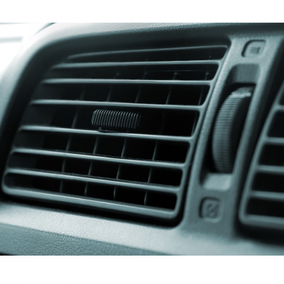 Grelha de ventilação de ar-condicionado de carro em painel interior.