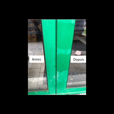 Porta de vidro com moldura verde, lado esquerdo sujo 'Antes', lado direito limpo 'Depois'.