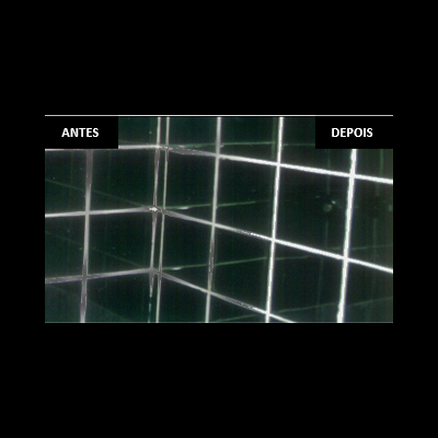 Canto com azulejos pretos e juntas brancas com comparação ANTES e DEPOIS da limpeza