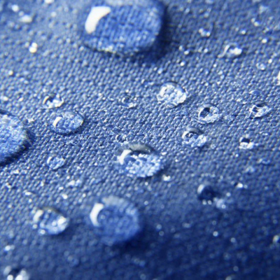 Tecido impermeável azul com gotas de água