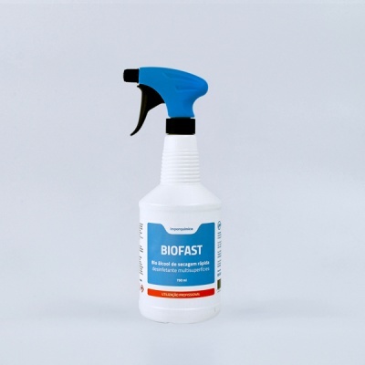 Frasco pulverizador branco com gatilho azul e preto, rótulo com texto azul e vermelho BIOFAST.