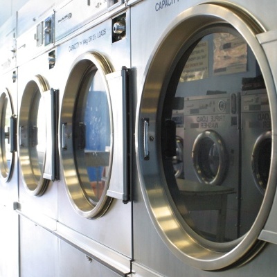 Máquinas de lavar industriais com portas redondas e estrutura metálica