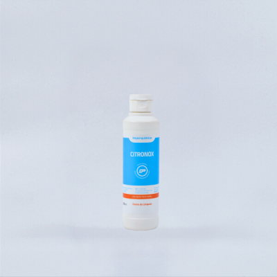 Frasco branco de produto com rótulo azul e laranja sobre fundo cinza