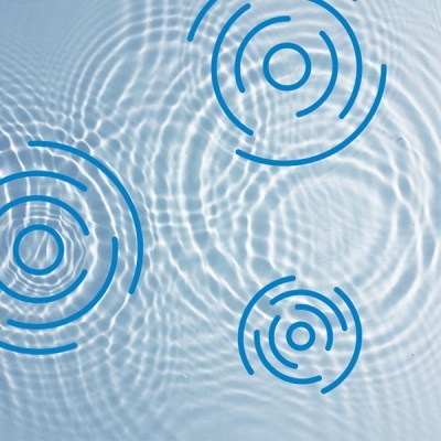 Padrões circulares azuis sobre superfície ondulada de água