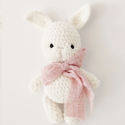 Boneco de coelho branco felpudo com cachecol rosa claro