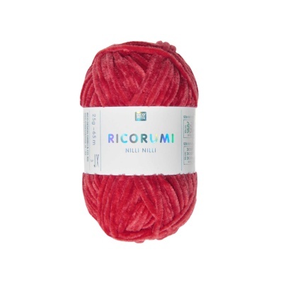 Novelo de fio de lã vermelho com etiqueta branco Ricorumi Nilli Nilli