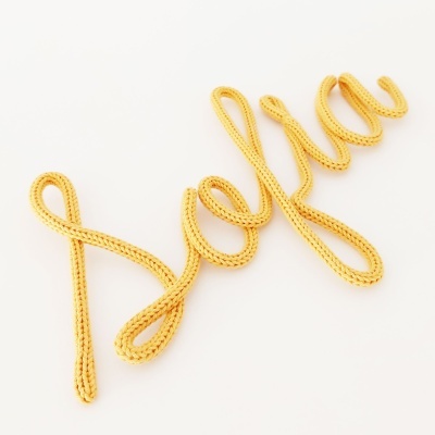 Cordão amarelo trançado formando a palavra Safe