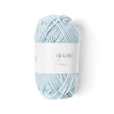 Novelo de lã azul clara com etiqueta NITORUMI DK em fundo branco
