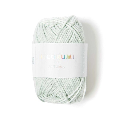 Novelo de fio verde claro com etiqueta branca de marca RICORUMI
