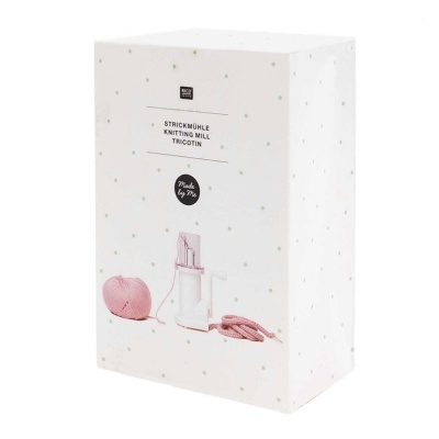 Embalagem branca com padrão de pontos coloridos e texto STRICKMÜHLE KNITTING MILL TRICOTIN Made by Me