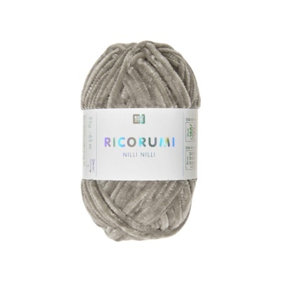 Novelo de fio veludo castanho claro com etiqueta branca RICORUMI