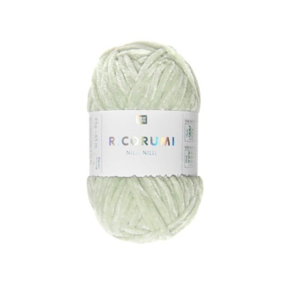 Novelo de lã verde claro com etiqueta branca e texto Ricorumi Niel Niel