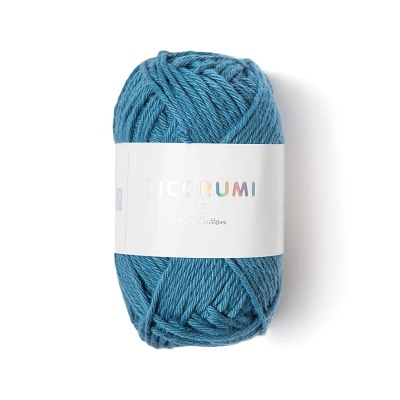 Novelo de fio de lã azul com rótulo branco