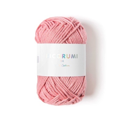 Novelo de lã cor-de-rosa claro com etiqueta branca Ricorumi DK 100% Cotton