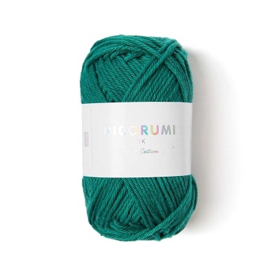Novelo de fio verde-azulado com rótulo branco Ricorumi DK Cotton