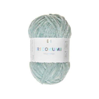 Novelo de fio de tricô azul claro com rótulo branco