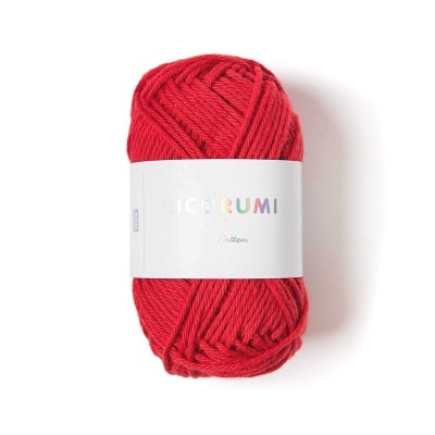 Novelo de fio vermelho com etiqueta branca e texto colorido Ricorumi