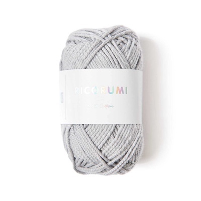 Novelo de lã cinzenta com rótulo branco