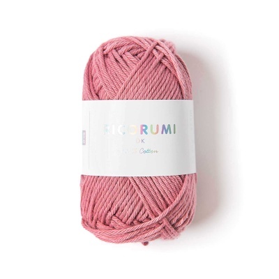 Novelo de fio de algodão rosa com etiqueta branca e texto colorido