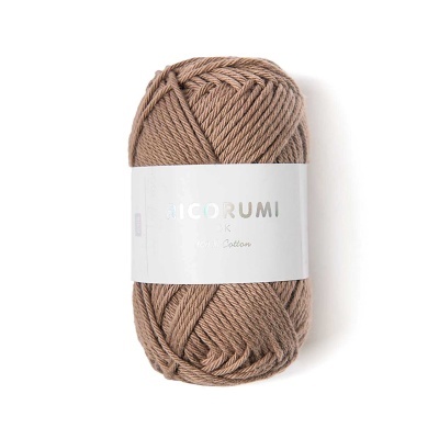 Novelo castanho claro de fio de algodão com rótulo branco e letras prateadas e cinza