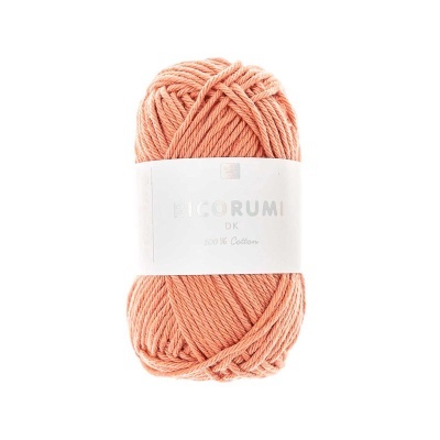 Novelo de fio algodão cor salmão claro com etiqueta branca LECORUMI DK 100% Cotton