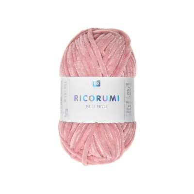 Novelo de fio de lã cor-de-rosa clara tipo chenille com etiqueta RICORUMI NILLLI NILLLI