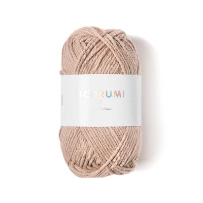 Novelo de fio de algodão bege claro com etiqueta branca