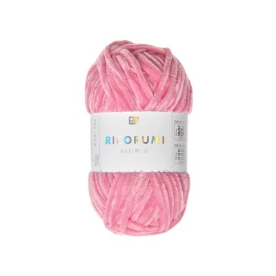 Novelo de lã cor-de-rosa claro com etiqueta branca da marca RICORUMI