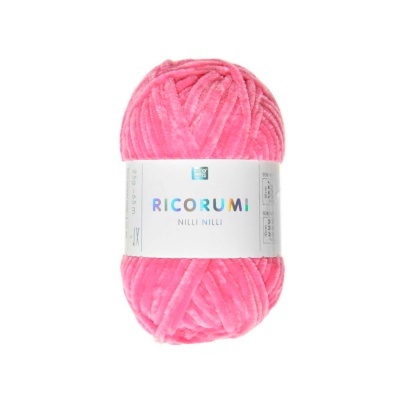 Fio de lã felpudo rosa Ricorumi com rótulo branco