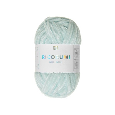Novelo de fio chenille azul clara com etiqueta branca e texto RICORUMI NILLI NILLI