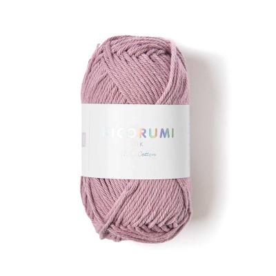 Novelo de fio de algodão rosa claro com etiqueta NICORUMI UK 100% Cotton sobre fundo branco