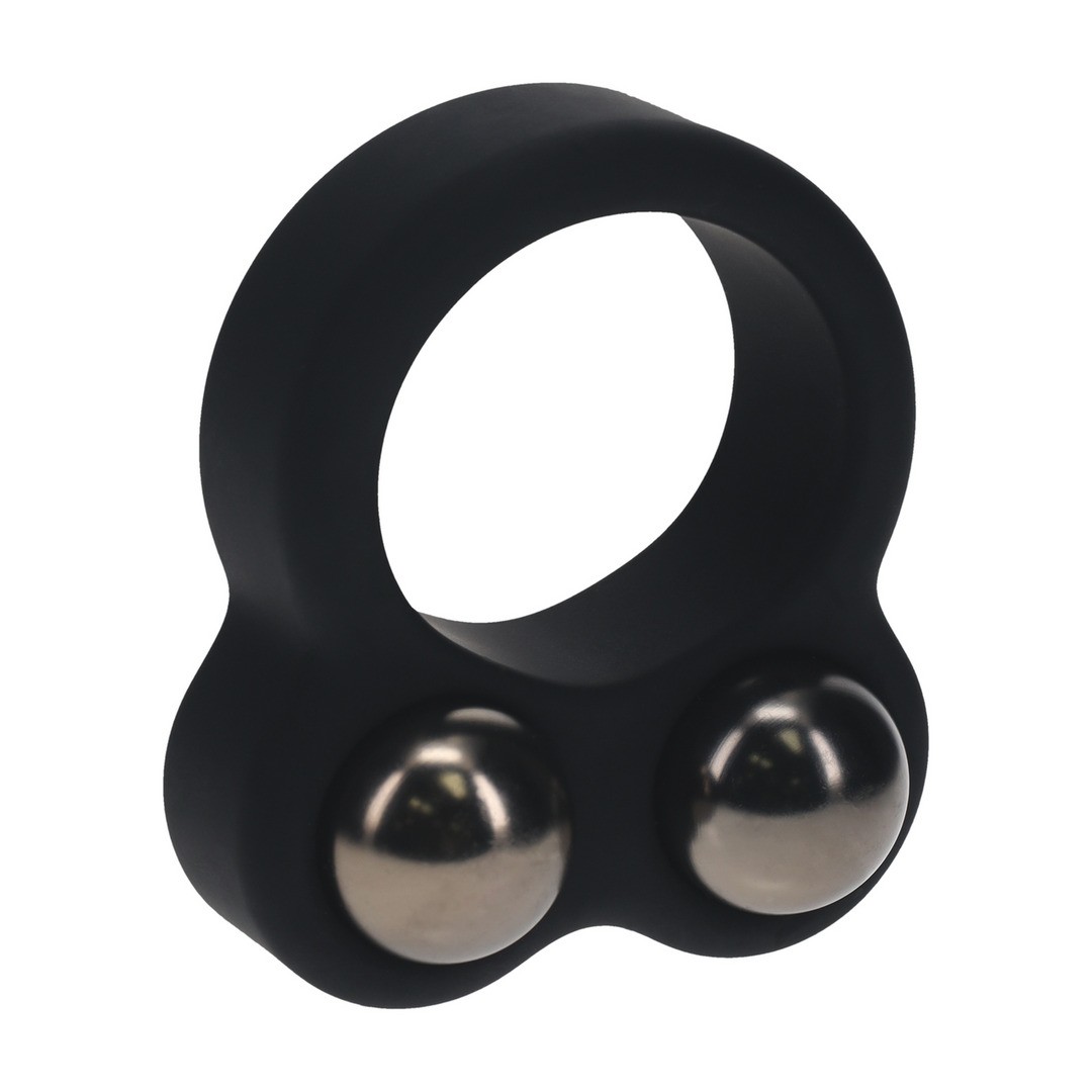 Anel preto de silicone com esferas metálicas prateadas.